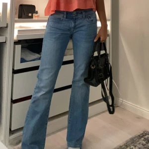 G star jeans - Jeans från g star i ny skick, ny pris är runt 900kr. De är lågmidjade och med bootcut. Jeansen är en fin ljusblå färg och passar nån under 165cm. 