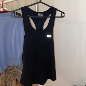 Träningströja - Säljer detta träningslinne från ICIW då den är lite för stor. Den är helt oanvänd. Hör av er vid intresse eller ev frågor!💌☺️