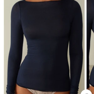 Mörkblå intmissmi tröja  - Säljer min Intimissimi då den är lite för stor på mig, använd rätt så mycket men är i fint skick!💘(står inte för frakt) kom privat för bättre bilder och pris kan absolut diskuteras <3