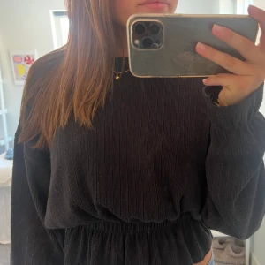 Svart Zara tröja  - Svart långärmad tröja från zara i bra skick! Storlek S