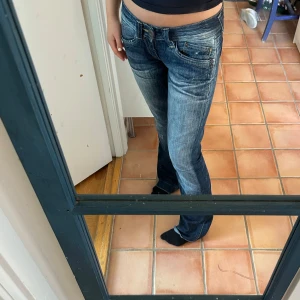 Lågmidjade jeans - Midjemått: 36,5 rakt över  Innerbenslängd: 76 Från pepe jeans💗