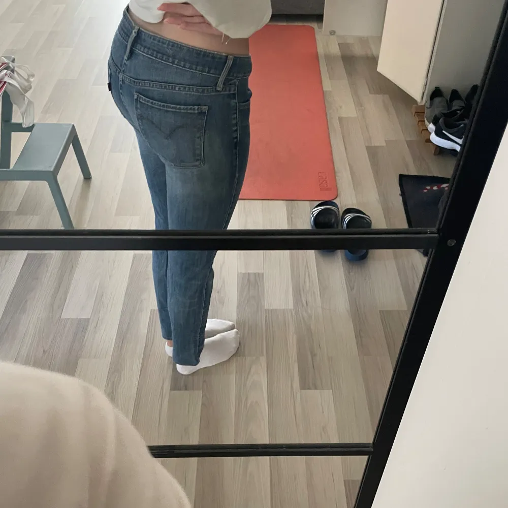 Low waist vintage jeans från levis Storlek:W27 Straight leg, passar bra till högre skor osv Jag är 168)) lite korta på mig. Jeans & Byxor.