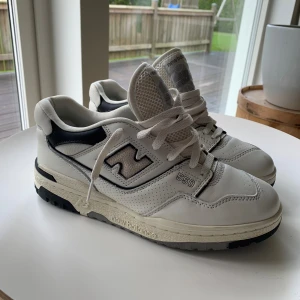 Sneakers - New Balance 550 Cream black Endast använda fåtal gånger.