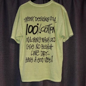 Stüssy T-shirt - Stüssy T-shirt pigment dyed i Strl L.  Skönt och hög kvalitet på tyget men en snygg och unik wash. Inköpt på Paul&Friends på NK 2022 och endast använd 3-4 gånger. 