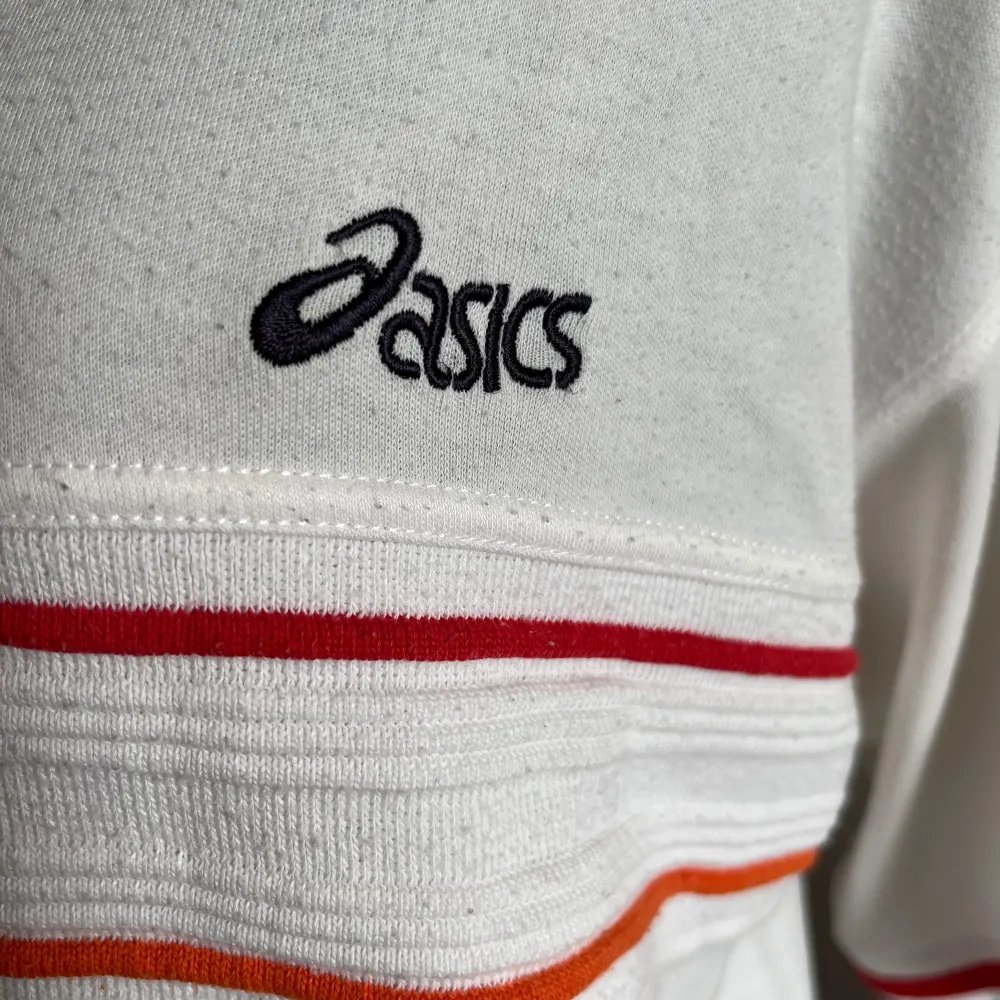 Retro Asics tshirt. Använd men inga hål eller liknande. Herr-storlek S. . T-shirts.