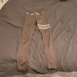 Beigea träningsbyxor - Storlek XS och andvänd 1 gång. Dom ser nya ut och är jätte sköna. Mörk beigea. Priset kan diskuteras. 