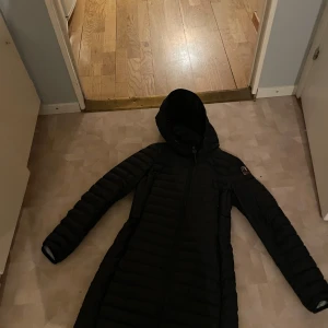 Parajumpers lång jacka/kappa - Använd inte alls ofta utan bara ungefär 4 gånger utomhus. Inga hål eller nått.  Lite mer vår/höstjacka då den är lite mer tunn. ! Jätte skönt material verkligen å jätte fin! Ny pris är även 5 599kr 
