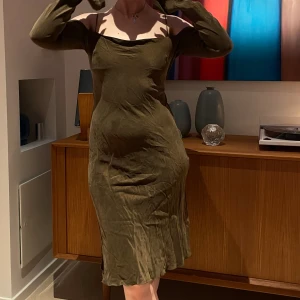 Djerf avenue Dreams dress - Säljer en Djerf Avenue Dream dress long sleeve i strl S. Slutsåld på hemsidan, nypris 1949kr. Väldigt bra skick.  Fraktar eller möts upp i Sthlm! 😇