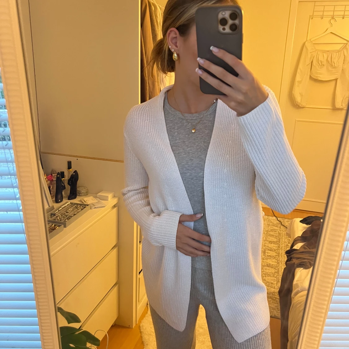 Vit stickad kofta från Sincerely Loved