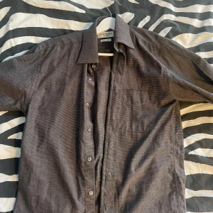 Saint Laurent skjorta - Säljer min saint Laurent skjorta som är i bra skick fortfarande.