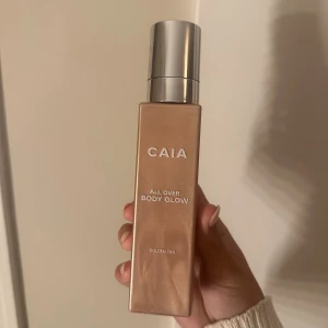 Caia body glow  - Säljer min body glow från Caia i färgen Golden tan då den inte kommit till användning. Endast använt en pump!🥰 orginalpris 495kr!
