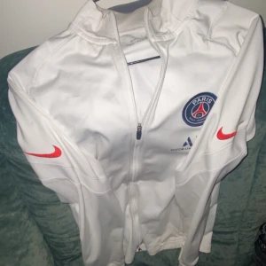 Säljer psg Hoodie -  Väldigt fint skick inga fläckar ingenting