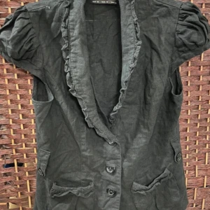 Svart blus - Söt svart blus jag säljer då den inte är min stil 🫶