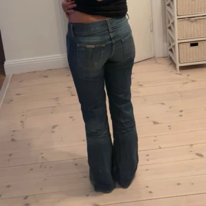 Lågmidjade jeans  - As snygga jeans från märket fornarina Midjemått: 38 cm rakt över innerbenslängd: ca 77 cm Passar mig som är 166, skriv för fler frågor eller funderingar❤️