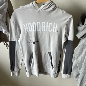 Hoodrich tracksuit - En grå hoodrich tracksuit, säljer den då den inte kommer till användning. Hoodien är i storlek S, byxorna storlek M
