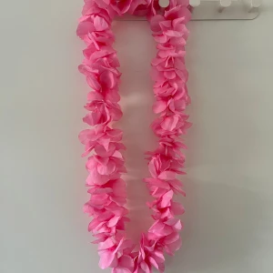 Hawaiikrans - Supersöt hawaiikrans i en stark rosa färg🩷 Säljer 1 för 15kr och 3 för 39kr🩷