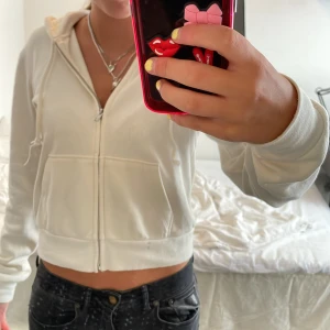 Vit zip hoodie - Jag säljer denna vita zip hoodie från hm, knappast andvänd❤️