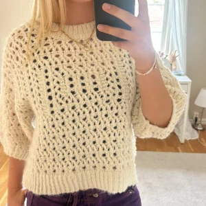 Tröja från zara - Säljer denna vita stickade t shirt fårn zara. Knappt andvänd. Passar på s-m