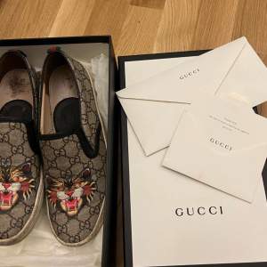 Säljer mina Gucci vintage skor i storlek 39 lite slitage innaför skorna på sulan men inget man märker när man har på sig skorna 