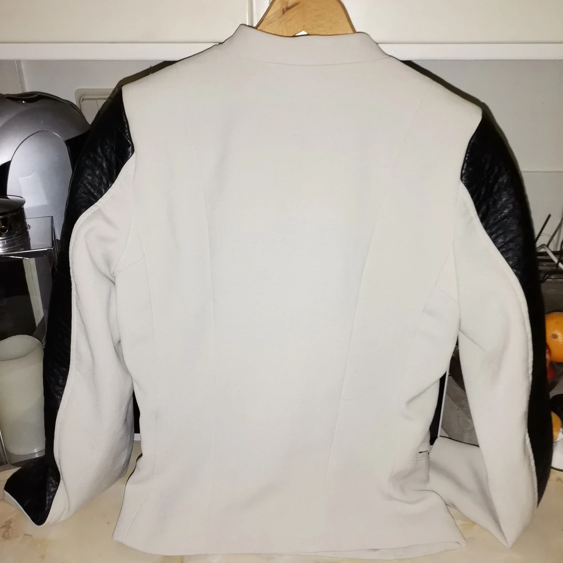 Vit och svart jacka från H&M - 90