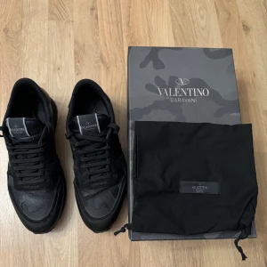 Valentino skor  - Valentino skor köpta i Milano år 2022, modellen heter Garavani.  Skorna är använda väl men finns vissa märken, kan skicka bild. Kvitto, tag och påse finns kvar!  Nypris 7500kr