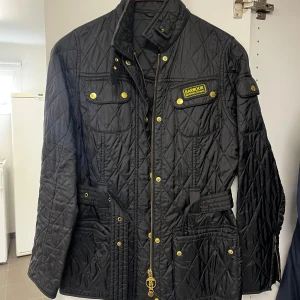 Barbour jacka - Barbour jacka i modellen international quilt, super fint skick inga alls bemärkelser eller använda märken på 🫶. Originalpris 2700 kr🩷