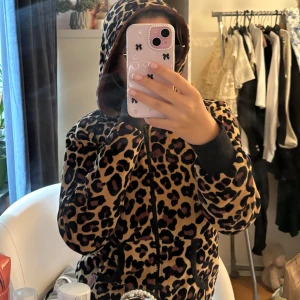 Leopard kofta - Endast använd ett fåtal gånger Man kan även byta sida och använda den ”ut & in”, då är den brun