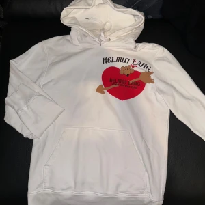 Helmut Lang hoodie  - Tja säljer en sjukt snygg hoodie från Helmut Lang bra skick men har nån liten flaw!