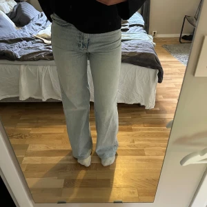 Ljusblåa jeans  - Så fina ljusblåa jeans som är lite stora för mig så därför kommer de inte till användning 