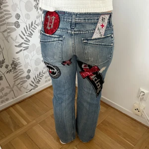 Lågmidjade jeans straigt - Lågmidjade jeans kan vara baggy Midjemått: 45x2 cm Innebenslängd: 76cm