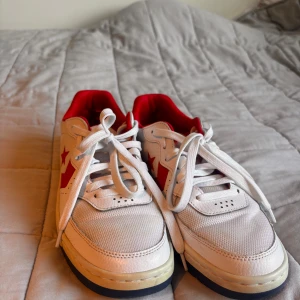 Converse sneakers  - Feta sneakers från converse! Vissa fläckar på sulan och en sliten häl man inga stora defekter i övrigt. 