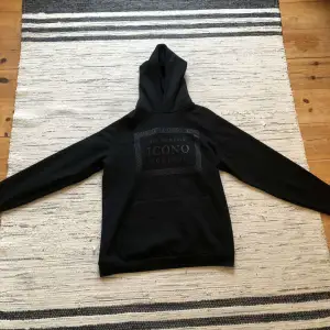 Icono hoodie svart bra skick.