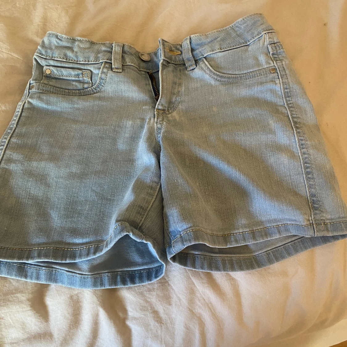 Ljus blåa kortbyxor  - 91