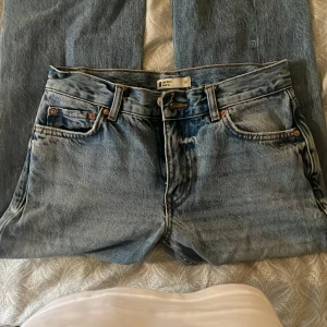 Lågmidjade jeans! - Jätte fina lågmidjade jeans från Gina! Säljer pågrund av att dom blivit för korta! Innerbenslängden är 82!🥰 pris kan diskuteras!