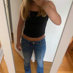 Lågmidjade bootcut jeans från HM som inte längre kommer till användning. Det är storlek 158 men passar om du brukar ha 34 eller 36💕💕