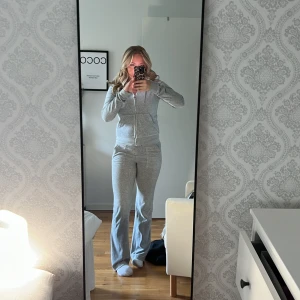 Juicy couture sett - Säljer nu mitt gråa juicy sett då det ej kommer till användning. Tröjan är som helt ny och inga skavanker, men i byxan finns det ett hål som vi har försökt laga ifrån förra ägaren som hade dem men annars fina. Det går att köpa dem separat😁