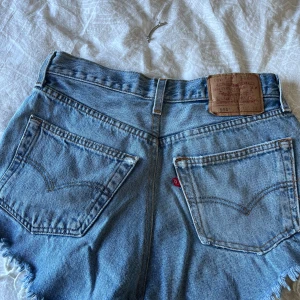 Jeansshorts från levis  - Såå cola jeansshorts från levis, de har ett litet hål bakom de lilla levis märket men absolut inget som syns! 