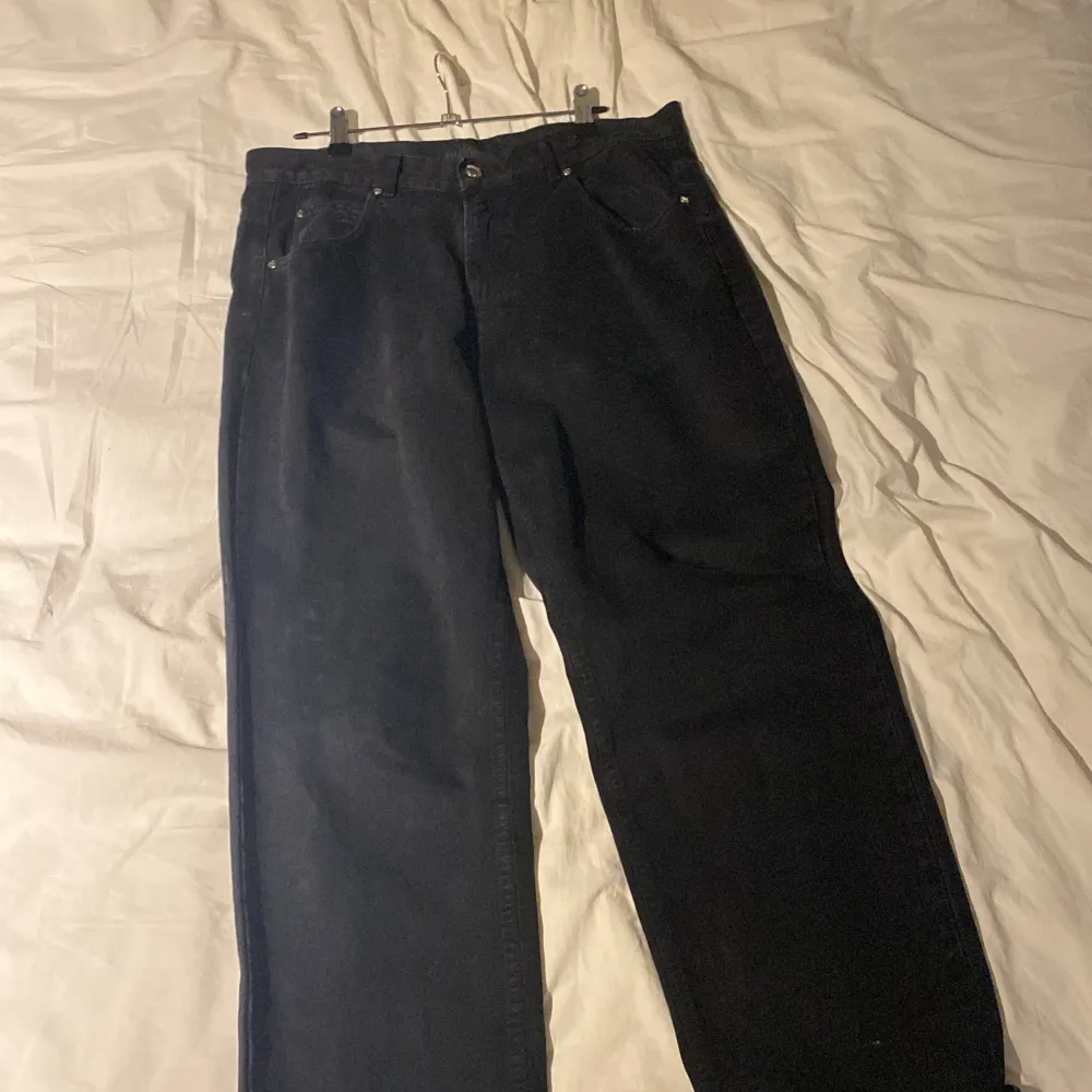 Feta Valentino jeans, inte säker på fitten eftersom de inte står nått men är lite vidare jeans. W 36, L 32. Väl använda men det finns ff liv kvar i dem. . Jeans & Byxor.