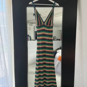 Virkad långklänning  - Jätte cool virkad klänning från zara! Klänningen är aldrig använd med prislappen kvar 