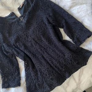 Svart spets topp - Jätte snygg 3/4 arms spets tröja. Spets framtill och ett svart lager i mellan baktill💘