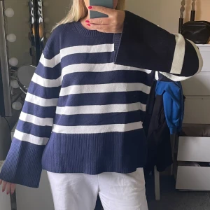 Marinblå stickad tröja  - Superfin stickad tröja o lyxigt material som inte kommit till användning. Från Kappahl, nypris 500, bara att skriva vid frågor 💓💓