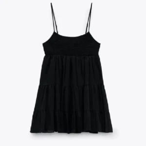 Zara klänning - Klänning från Zara i fint skick. Storleken är M men passar som en S!