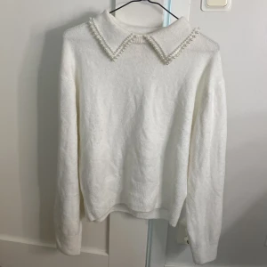 Stickad - Säljer min fina stickade tröja med pärlor som krage