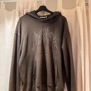 Hoodie Weekday - Säljer denna skogsgröna Weekday hoddien i bra skick! Storlek S men oversized så passar M/L