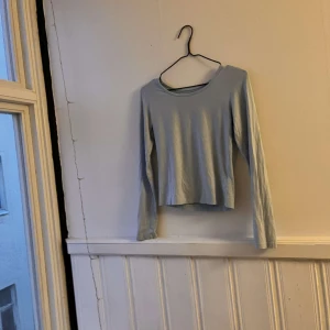 Fin långärmad tröja  - Tunn långärmad ljusblå tröja som bara använts ett fåtal gånger! Väldigt mjukt material och skulle starkt rekommendera!🫶🏻💕