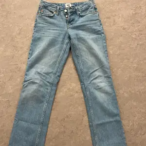 Säljer mina snygga lågmidjade jeans från Lager 157. Säljs då de inte används längre. Jag är 154cm lång och de passar mig perfekt då jag vill ha mina byxor lite längre över foten. - Pris kan möjligtvis diskuteras.  Skriv för fler bilder. 