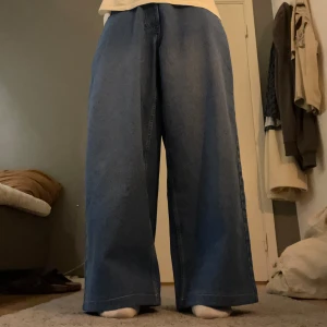 Bershka jeans  - Stora blå bershka jeans Broderat motiv på baksidan. Knappt använda