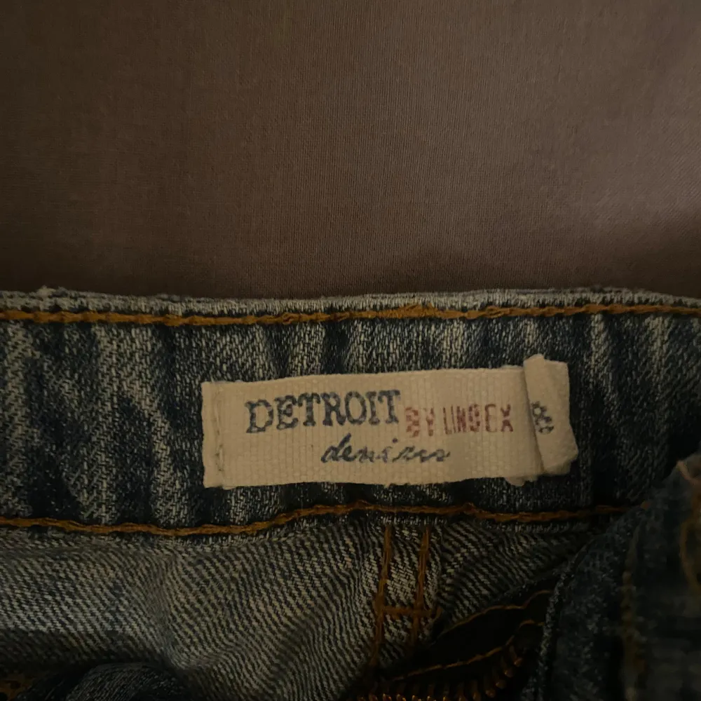 Säljer ett par snygga jeansshorts från Detroit by Limex. De är i en klassisk blå jeansfärg och har en sliten look med små revor. Perfekta för sommaren! ❤️. Shorts.