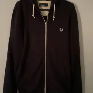 Mörkblå fred perry zip up, grisch märke som kommer komma till användning under det kalla månaderna.