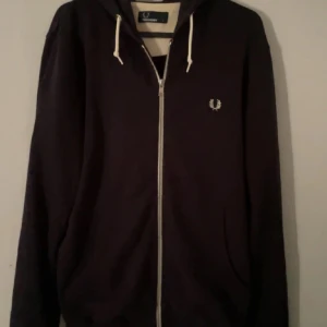 Fred Perry Zip up - Mörkblå fred perry zip up, grisch märke som kommer komma till användning under det kalla månaderna.